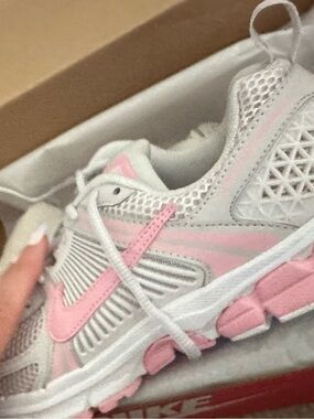 Nike Grey, Pink & White Vomero 5